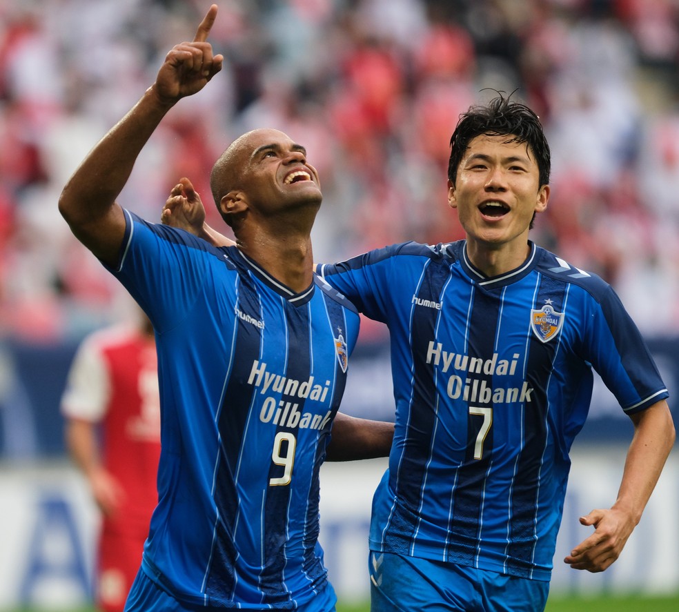 包含亚冠冲刺阶段走向成谜，法兰克福官宣签约，管理层满意，更衣室氛围转暖的词条